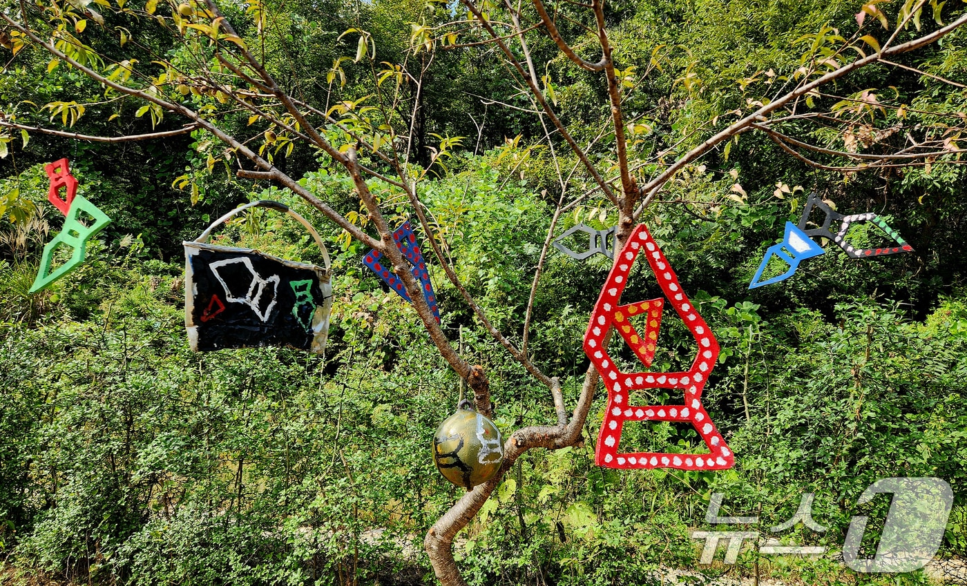 독도 서예가인 김동욱 씨가 2일 경북 포항시 북구 기계면 인비리 암각화공원에서 암각화를 형상화한 작품을 선보였다.(김동욱 씨 제공, 재판매 및 DB금지) ⓒ News1 최창호 기자