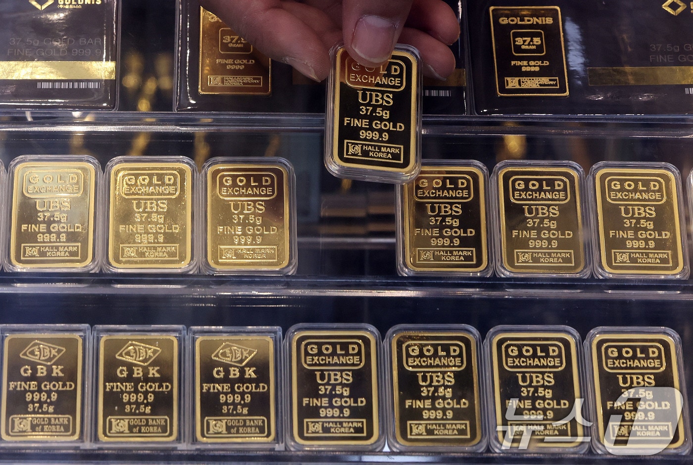 국제 금 시세가 또다시 사상 최고치를 경신했다. 사진은 서울의 한 금거래소에 진열된 골드바 모습. 2025.10.2/뉴스1 ⓒ News1 박지혜 기자