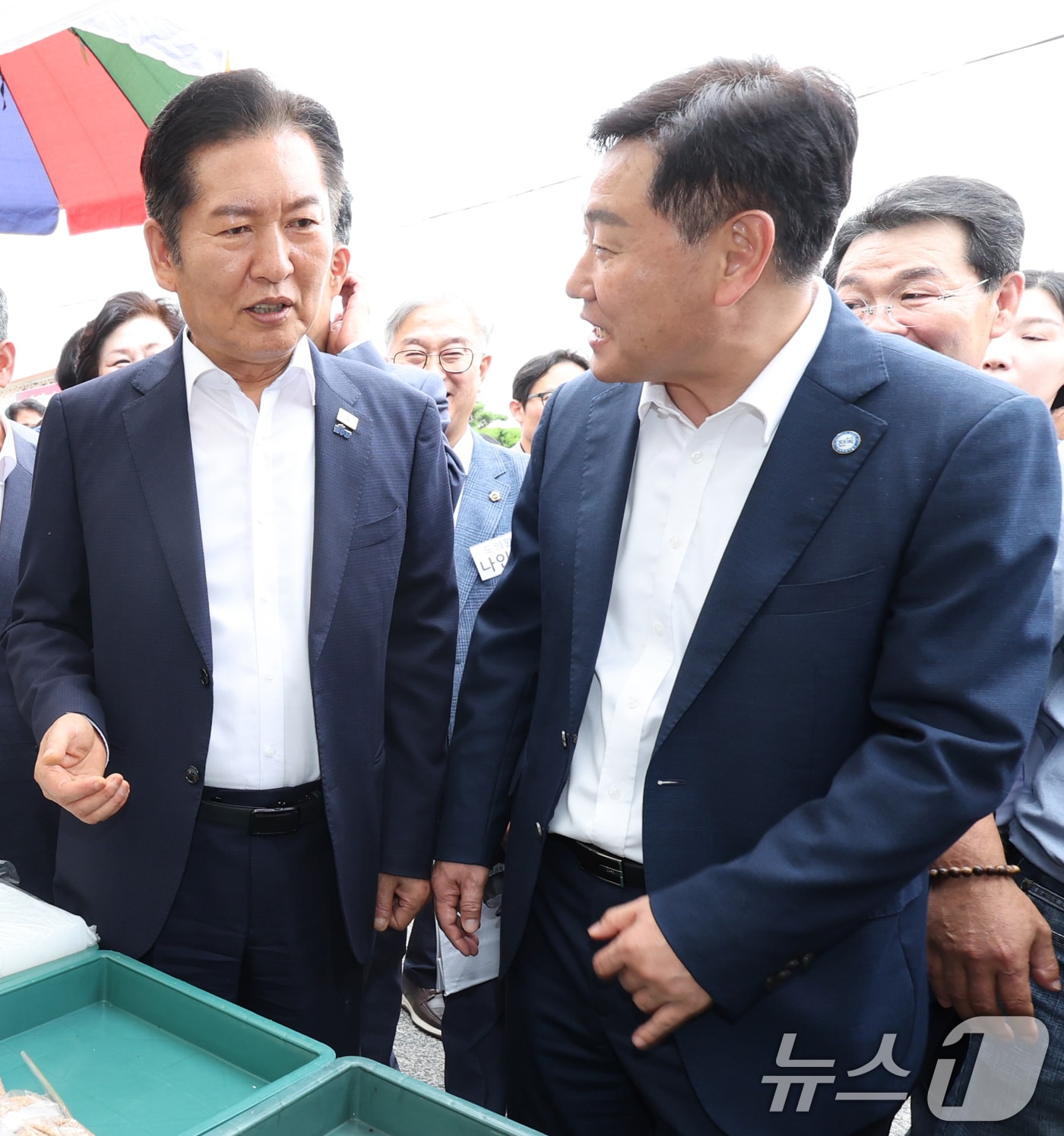 정청래 더불어민주당 대표가 2025년 10월 2일 전북 김제시 전통시장을 찾아 장을 보면서 김관영 전북도지사와 대화를 나누고 있다. 2025.10.2 ⓒ 뉴스1 유경석 기자