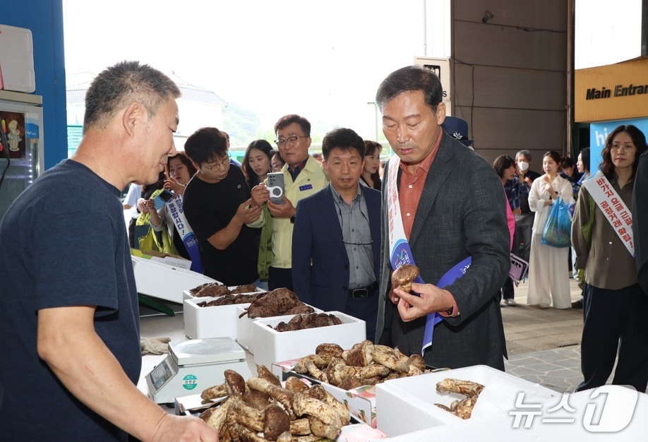 2일 전춘성 전북 진안군수 진안고원시장에서 장보기 행사를 갖고 민생회복 소비쿠폰 사용 촉진 캠페인을 실시하고 있다.(진안군제공. 재판매 및 DB금지)2025.10.2/뉴스1