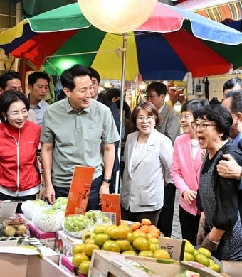오세훈 서울시장이 2일 추석 연휴를 앞두고 구로구 고척근린시장에서 시민들과 대화를 나누고 있다.(서울시 제공)