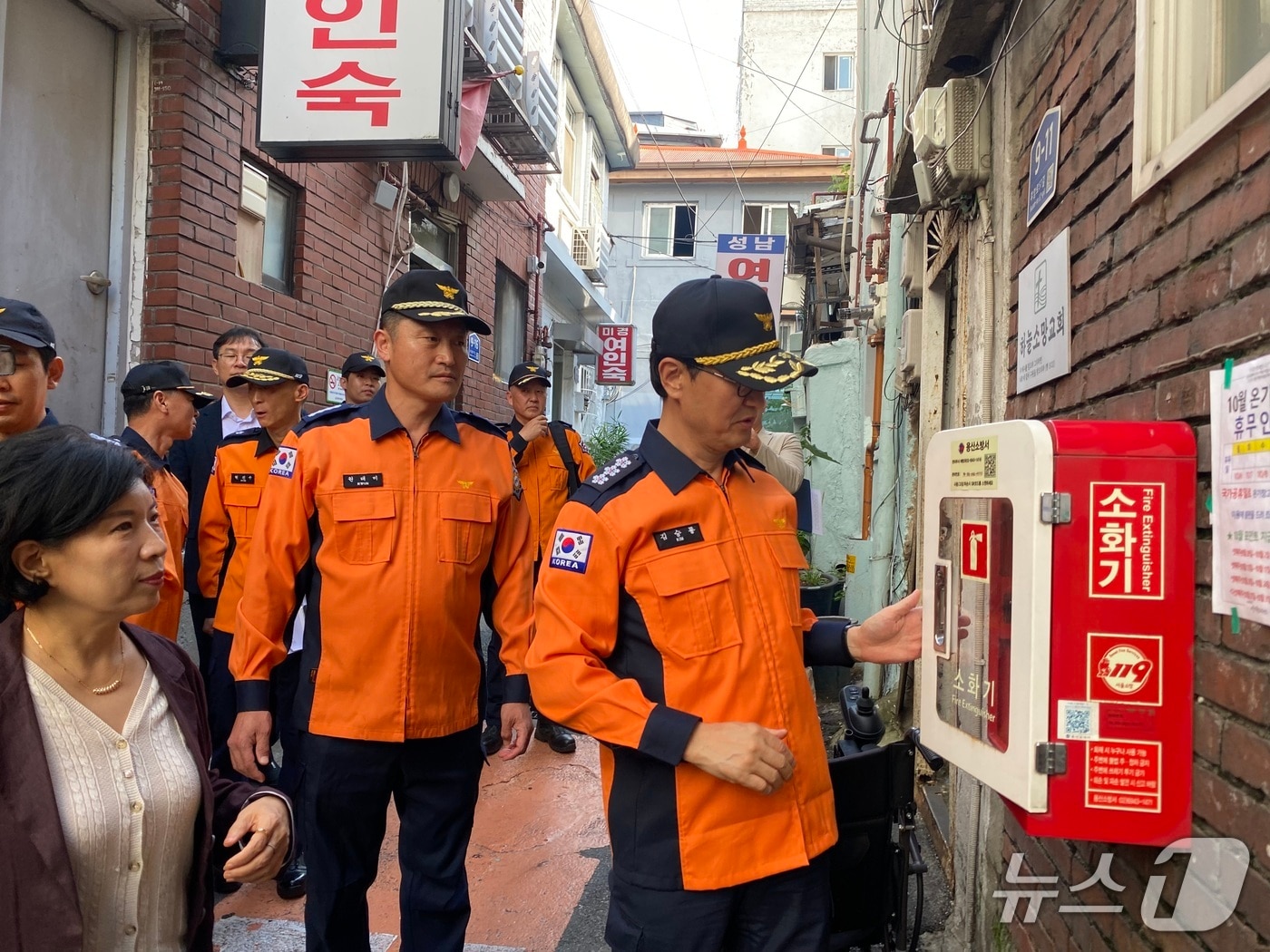김승룡 소방청장 직무대행이 추석 연휴에 대비해 서울 동작동 쪽방촌을 찾아 화재안전점검을 실시하고 있다.(소방청 제공)