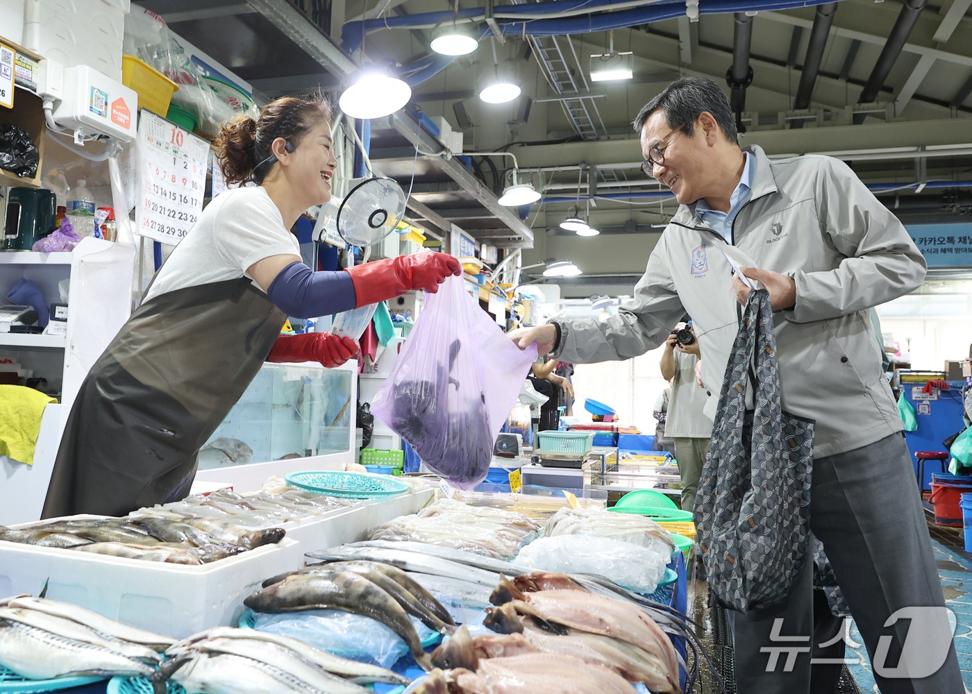 추석을 앞두고 강원 강릉 전통시장에서 장보는 김홍규 시장.&#40;강릉시 제공, 재판매 및 DB 금지&#41; 2025.10.2/뉴스1