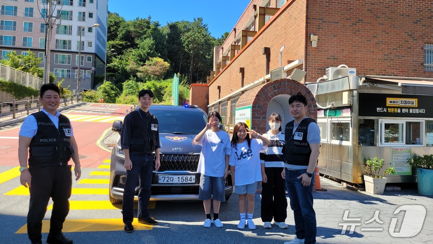 경찰은 지난 9월 12일부터 10월 2일까지 초등학교 26곳에 형사팀을 집중 배치해 아동 보호활동을 벌이는 모습.(광주 남부경찰 제공. 재판매 및 DB 금지)