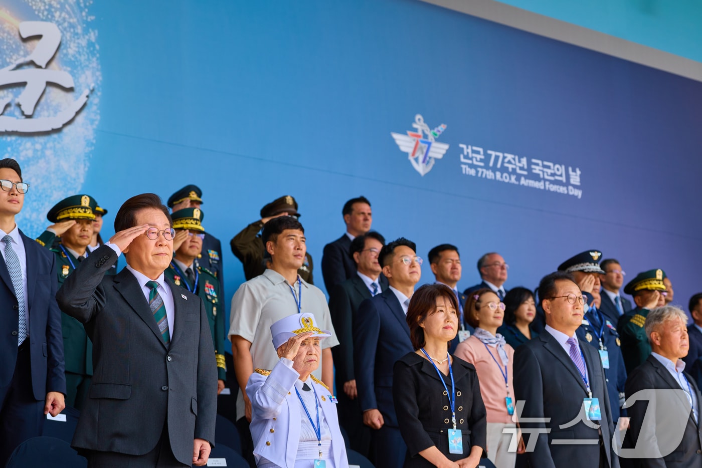 이재명 대통령이 지난 1일 충남 계룡대에서 열린 건군 77주년 국군의 날 기념식에서 거수경례를 하고 있다. (이재명 대통령 SNS. 재판매 및 DB 금지) 2025.10.2/뉴스1 ⓒ News1 허경 기자