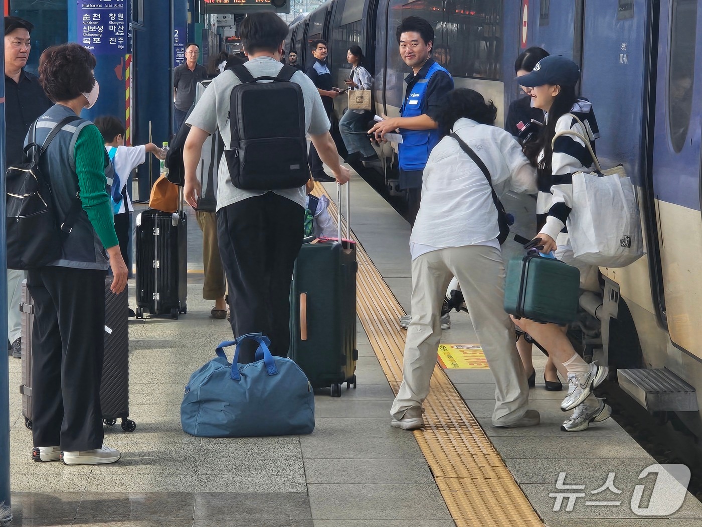 2일 오후 창원중앙역에 도착한 열차에서 귀성객들이 내리고 있다. 2025.10.2 ⓒ 뉴스1 박민석 기자