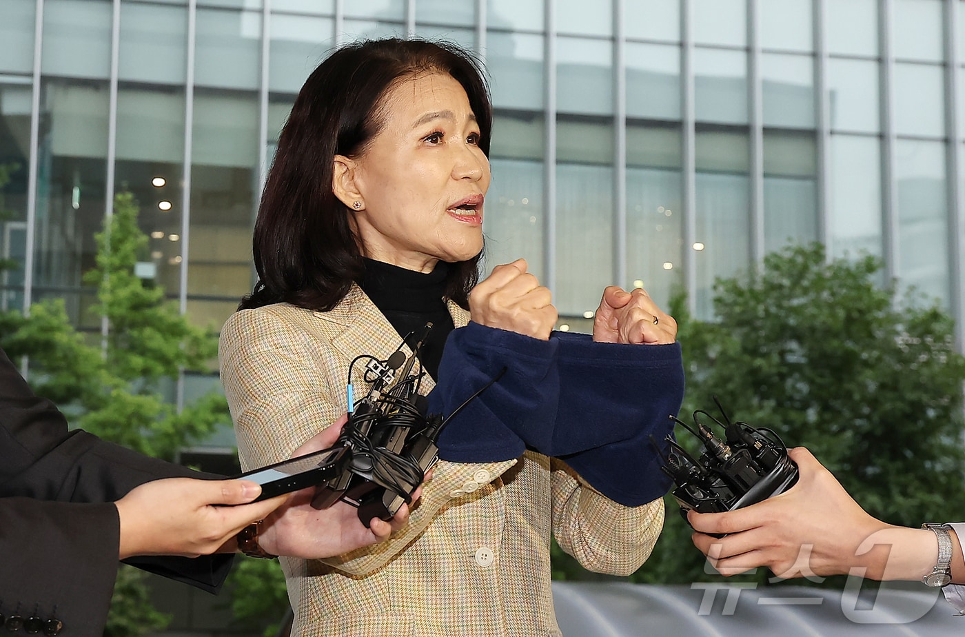 이진숙 전 방송통신위원장이 2일 오후 서울 대치동 자택에서 경찰에게 체포된 뒤 영등포경찰서에서 입장을 밝히고 있다. 경찰은 이날 오후 4시 4분쯤 국가공무원법 및 공직선거법 위반 혐의로 이 전 위원장에 대한 체포영장을 집행했다. 2025.10.2/뉴스1 ⓒ News1 김진환 기자