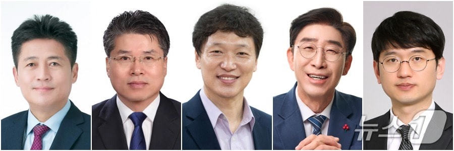 &#40;왼쪽부터&#41; 김정헌 중구청장, 홍인성 전 중구청장, 강원모 전 인천시의원, 조광휘 전 인천시의원, 박광운 영종전환포럼 대표.2025.10.1/뉴스1