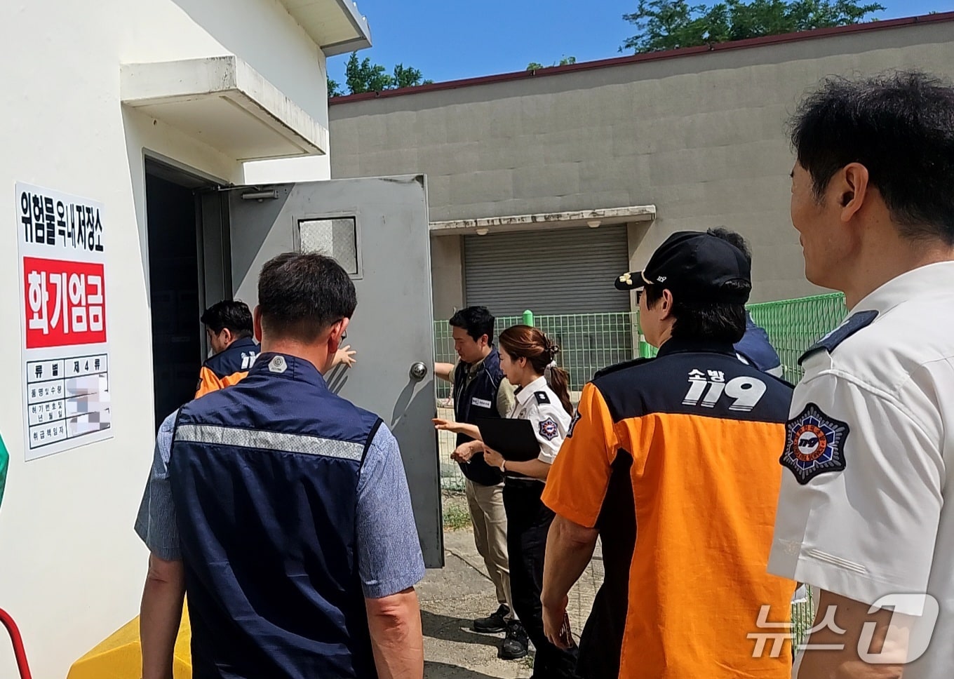 경기도소방재난본부 관계자들이 도내 대학교 실험시 안전 관리 강화를 위한 점검을 벌이고 있다. (경기도소방재난본부 제공. 재판매 및 DB 금지) 2025.10.2/뉴스1