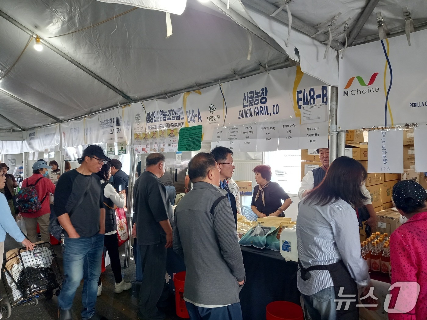 횡성군은 지난 16일부터 19일까지 열린 &#39;2025 LA 한인축제&#39;에 처참가해 지역 기업의 해외시장 진출을 지원하고 특산품을 현지에 소개했다.&#40;횡성군 제공. 재판매 및 DB금지&#41;/뉴스1