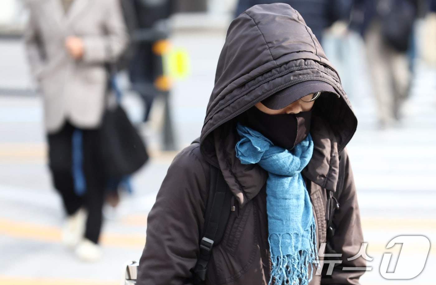 서울을 비롯한 대부분 지역의 아침 최저 기온이 한 자릿수로 떨어지며 올가을 가장 추운 날씨를 보인 20일 오전 서울 광화문 사거리에서 두꺼운 외투를 입은 시민이 발걸음을 옮기고 있다. 2025.10.20/뉴스1 ⓒ News1 김민지 기자