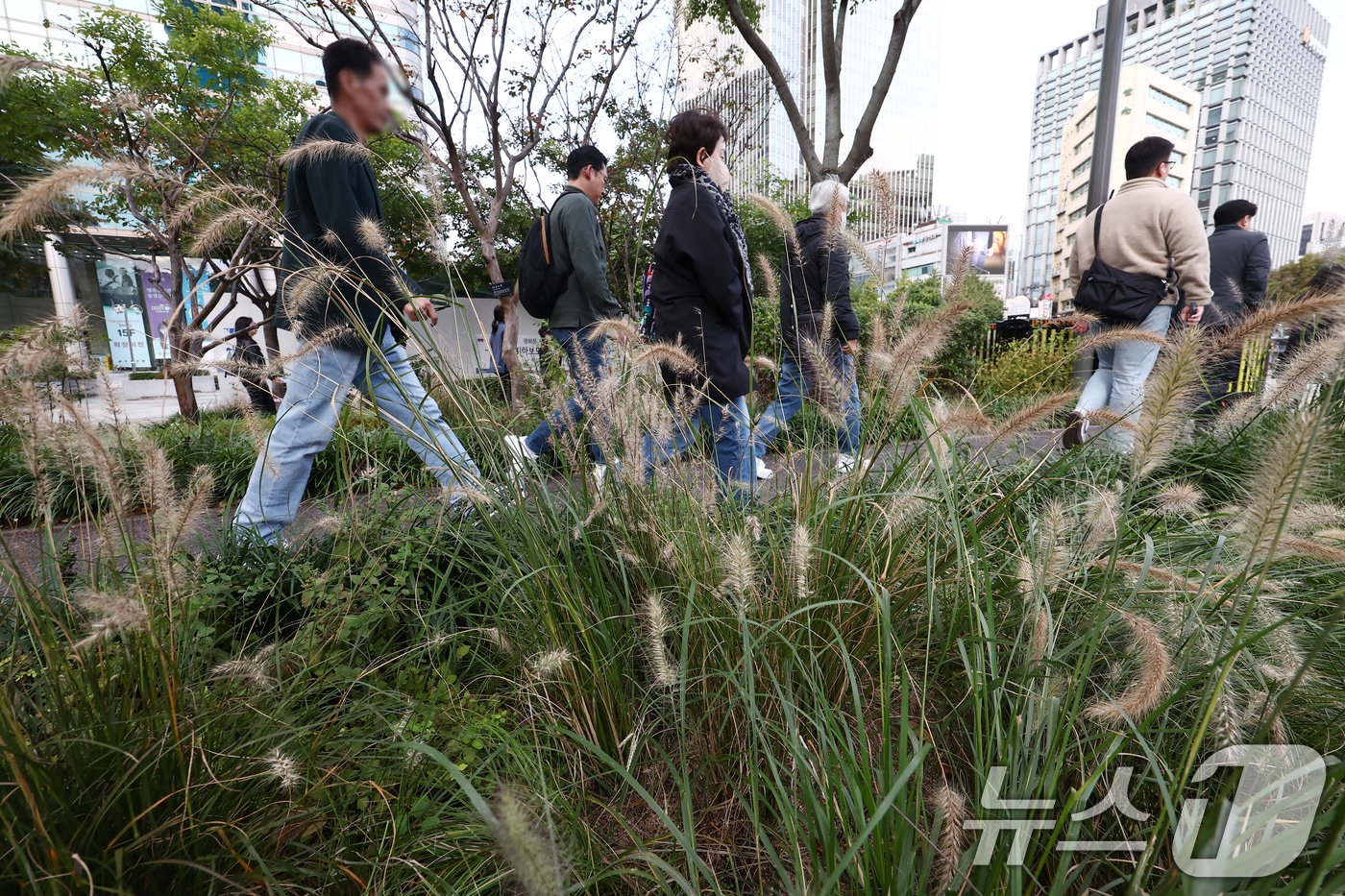 서울을 비롯한 대부분 지역의 아침 최저 기온이 한 자릿수로 떨어지며 올가을 가장 추운 날씨를 보인 20일 오전 서울 광화문 사거리에서 두꺼운 외투를 입은 시민들이 발걸음을 옮기고 있다. 2025.10.20/뉴스1 ⓒ News1 김민지 기자