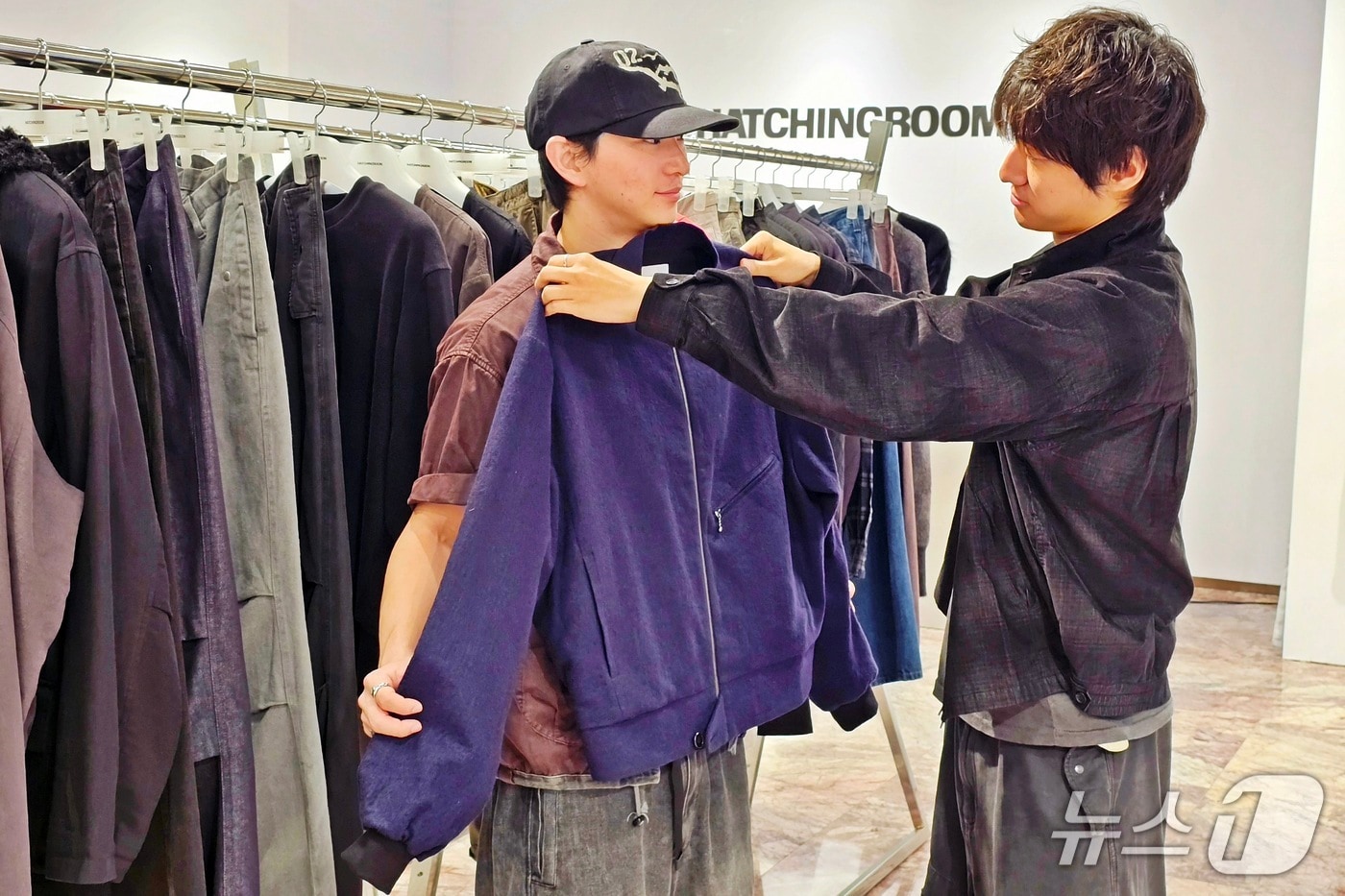 신세계백화점 센텀시티를 방문한 고객이 해칭룸의 제품을 둘러보고 있다.(신세계센텀시티 제공. 재판매 및 DB 금지)