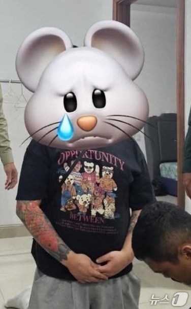 김병주 더불어민주당 의원이 캄보디아 고위층에 부탁한 끝에 구출에 성공한 청년 양팔에 문신이 가득하다. (SNS 갈무리) ⓒ 뉴스1 