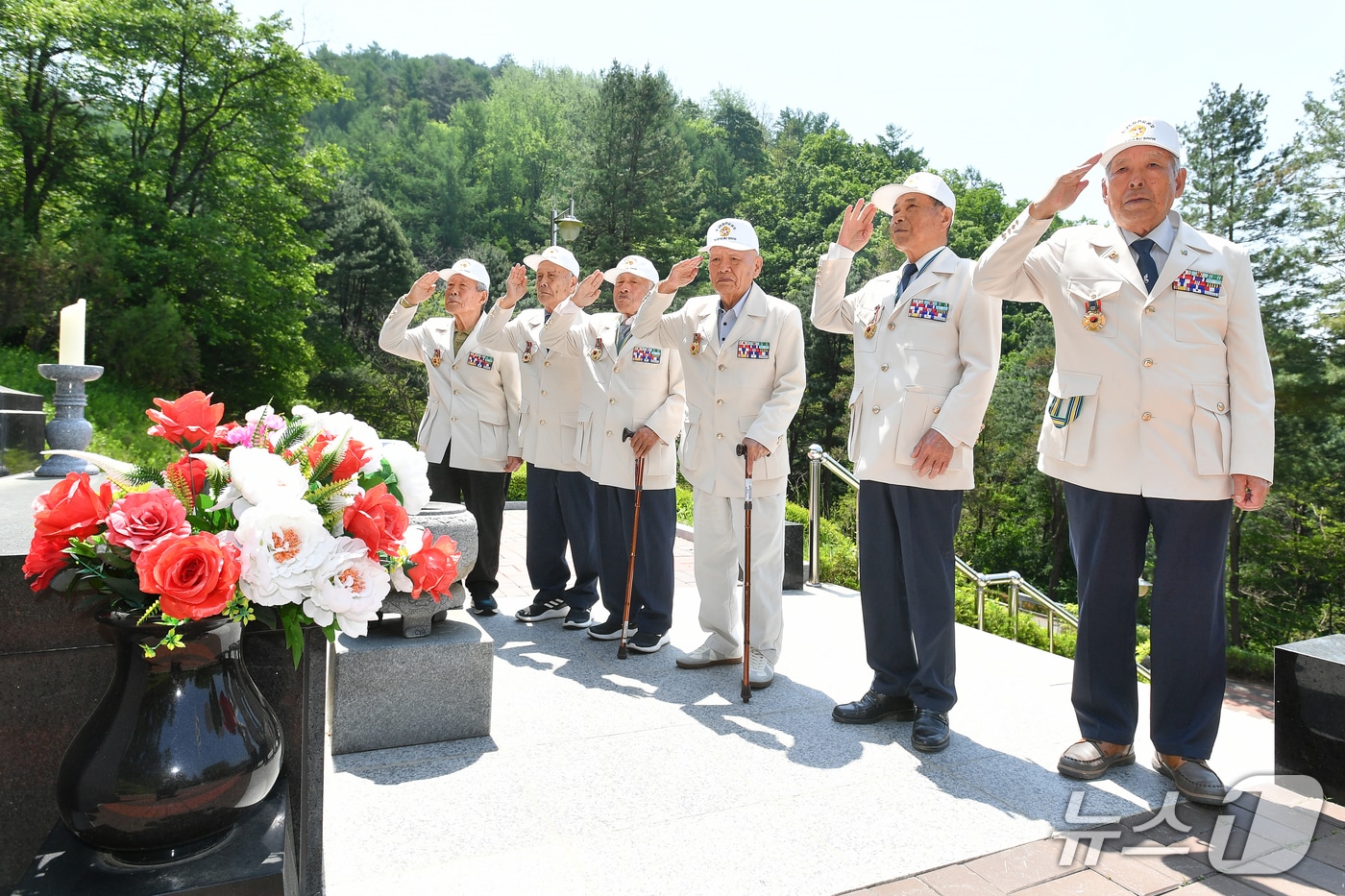 지난 5월 화천지역 6·25 전쟁 참전용사들이 화천읍 자유수호 희생자 위령탑을 찾아 참배하고 있다.(화천군 제공, 재판매 및 DB금지)