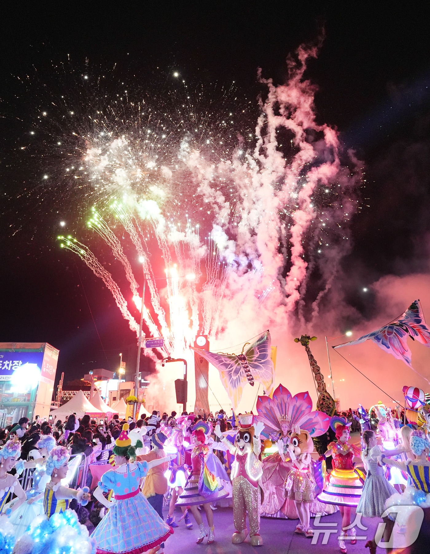 제22회 광주 추억의 충장축제가 열린 지난 18일 금남로 일대에서 롯데월드팀의 퍼레이드가 펼쳐지고 있다. &#40;광주 동구 제공. 재판매 및 DB 금지&#41; 2025.10.20/뉴스1 