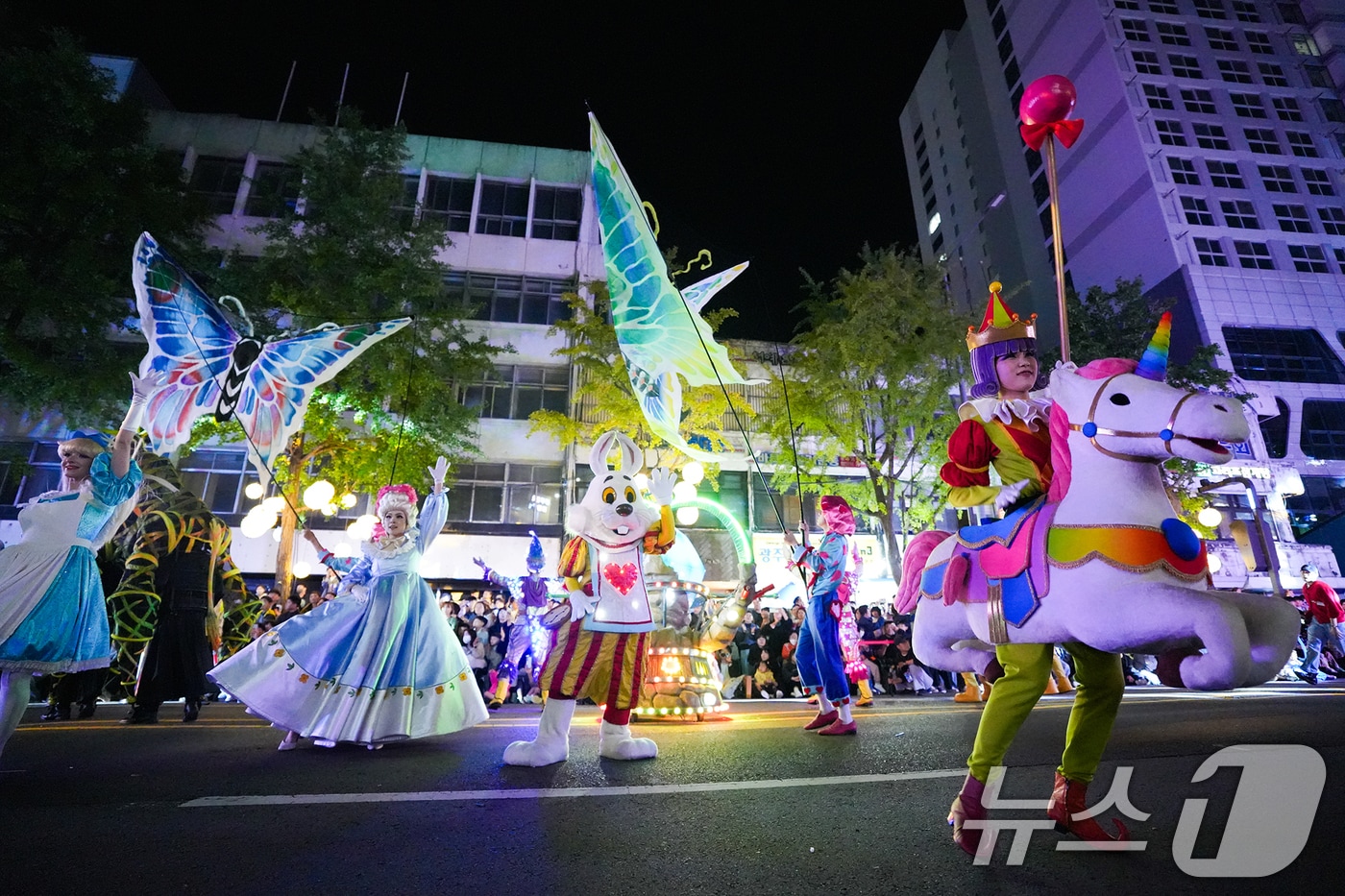 제22회 광주 추억의 충장축제에서 롯데월드팀의 퍼레이드가 펼쳐지고 있다. (광주 동구 제공. 재판매 및 DB 금지) 2025.10.20