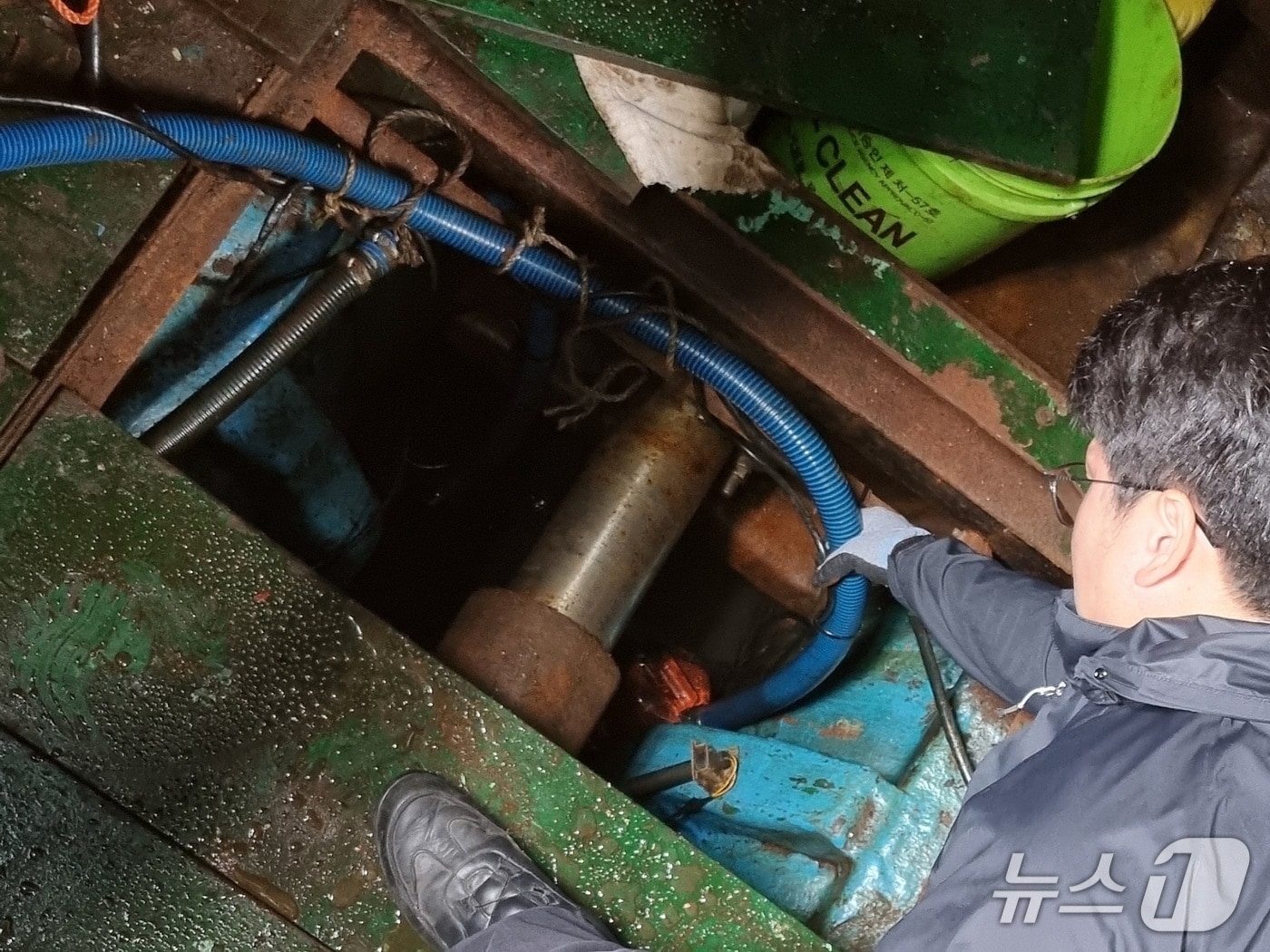 여수해경이 여수 국동항 해상에 폐수를 버린 것으로 추정되는 선박 내부를 조사하고 있다.(여수해경 제공. 재판매 및 DB 금지) 2025.10.20