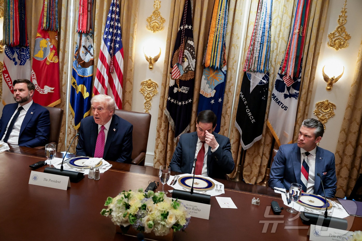 도널드 트럼프 미국 대통령&#40;왼쪽에서 두 번째&#41;이 17일 볼로디미르 젤렌스키 우크라이나 대통령과 백악관에서 업무 오찬을 하고 있다. JD 밴스 미국 부통령과 마코 루비오 국무장관, 피트 헤그세스 국방장관도 배석했다. 2025.10.17 ⓒ 로이터=뉴스1 ⓒ News1 강민경 기자