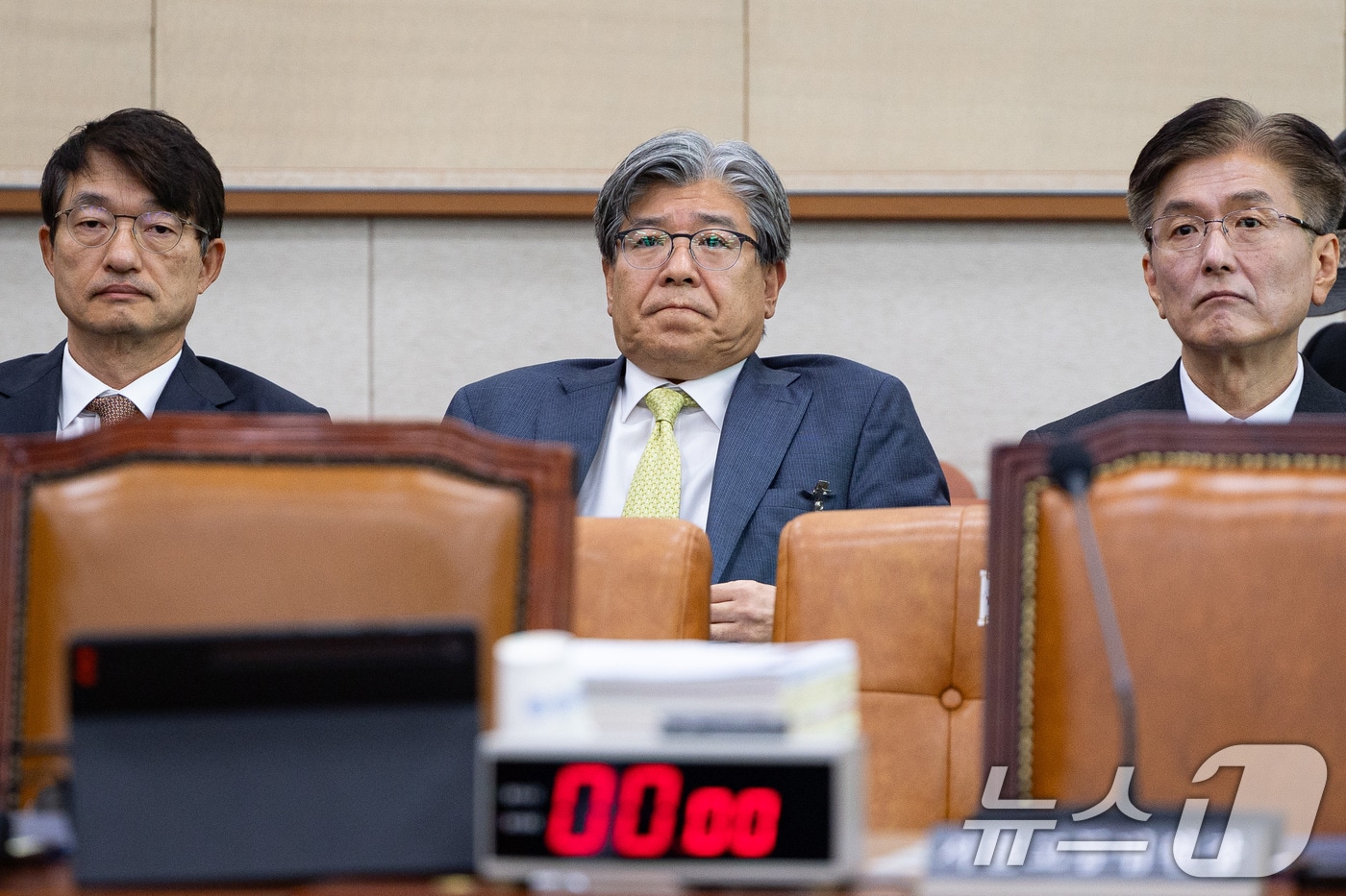 나경원 국민의힘 의원의 남편인 김재호 춘천지방법원장이 20일 서울 여의도 국회 법제사법위원회에서 열린 서울고법·서울중앙지법 등에 대한 국정감사에 출석해 자리하고 있다. 2025.10.20/뉴스1 ⓒ News1 유승관 기자