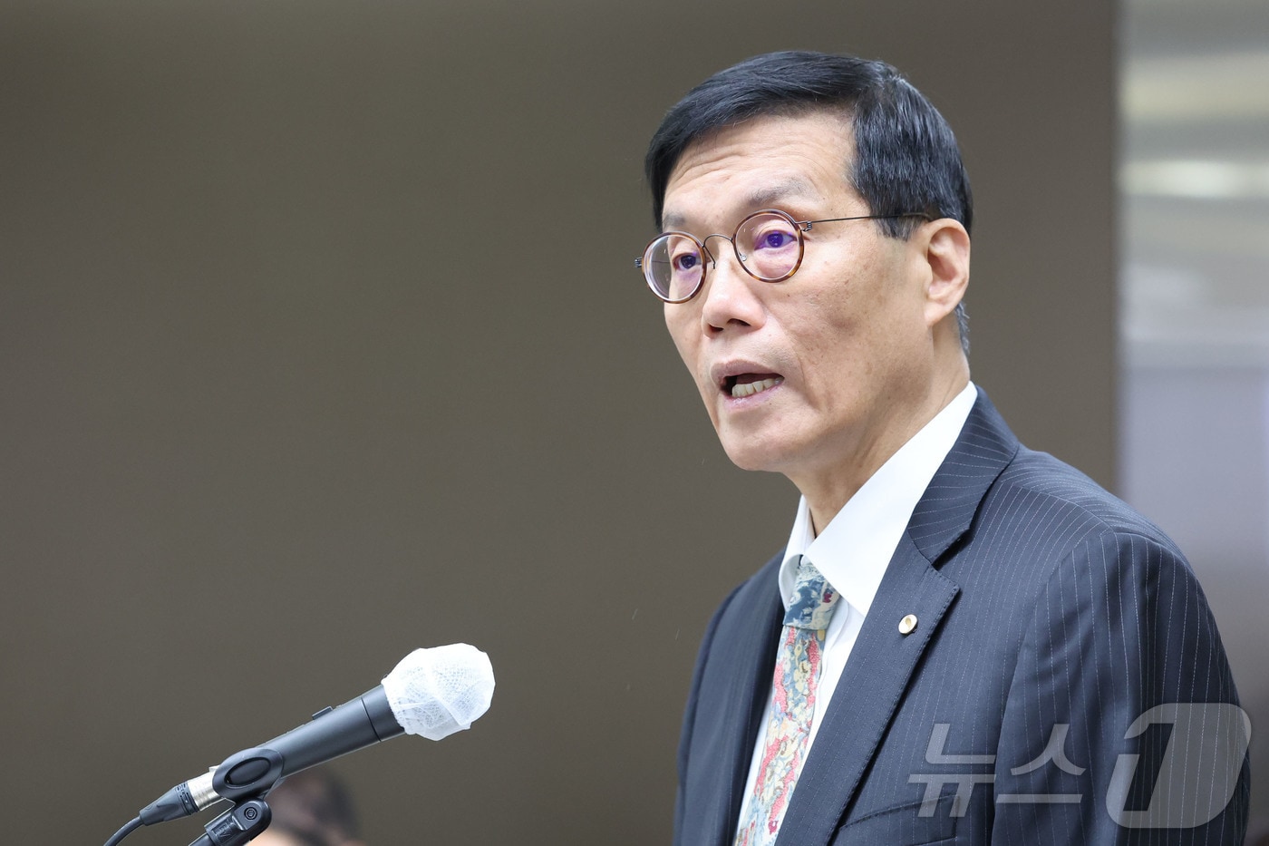 이창용 한국은행 총재가 20일 오전 서울 중구 한국은행에서 열린 국회 기획재정위원회의 한국은행에 대한 국정감사에서 업무보고를 하고 있다. (공동취재) 2025.10.20/뉴스1 ⓒ News1 황기선 기자