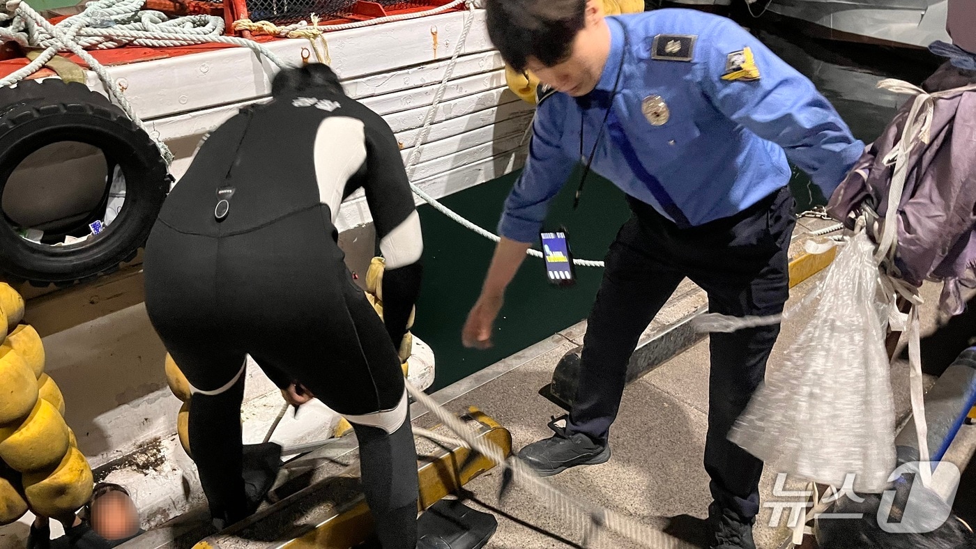 20일 오전 울산 동구 방어진 해상에서 물에 빠진 50대 여성 1명이 해양경찰에 구조되고 있다.(울산해경 제공. 재판매 및 DB금지)/뉴스1