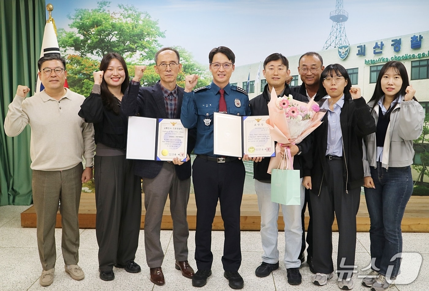 충북 괴산경찰서가 2025년 2분기 경찰청 국가수사본부 교통조사 분야 업무 성과 우수관서로 선정됐다. 왼쪽 세번째부터 교통조사팀장 이도형 경감, 나인철 괴산경찰서장, 유공자 표창 받은 장종완 경사.&#40;괴산경찰서 제공, 재판매 및 DB금지&#41;/뉴스1
