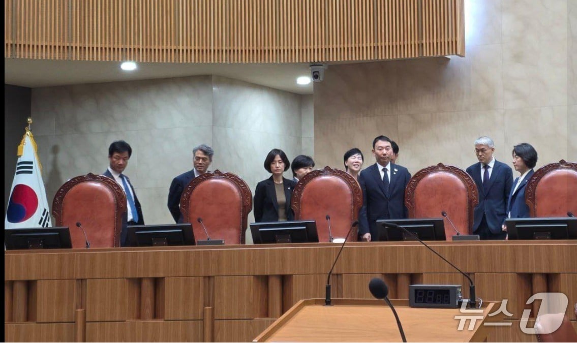 지난 15일 더불어민주당, 조국혁신당 등 범여권 소속 국회 법사위원들이 대법원 현장검증 때 대법정 법대위를 살펴보고 있는 모습. (SNS 갈무리) ⓒ 뉴스1 