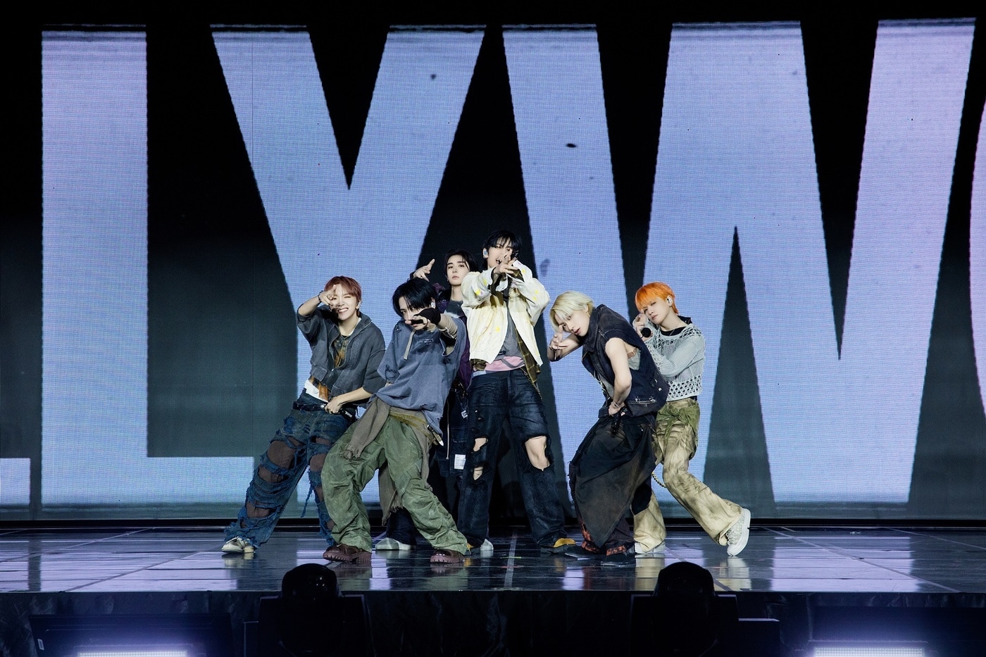 무대를 꾸미는 보이넥스트도어/KOZ 제공