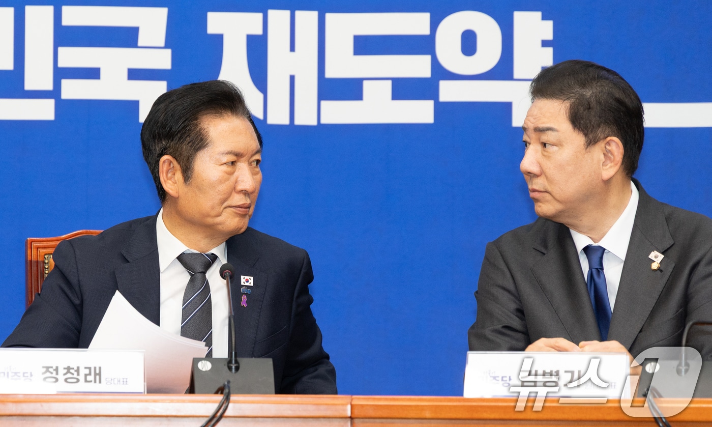 정청래 더불어민주당 대표가 20일 서울 여의도 국회에서 사법개혁특별위원회 사법개혁안 발표 모두발언을 마치고 김병기 원내대표와 눈빛을 교환하고 있다. 2025.10.20/뉴스1 ⓒ News1 이승배 기자