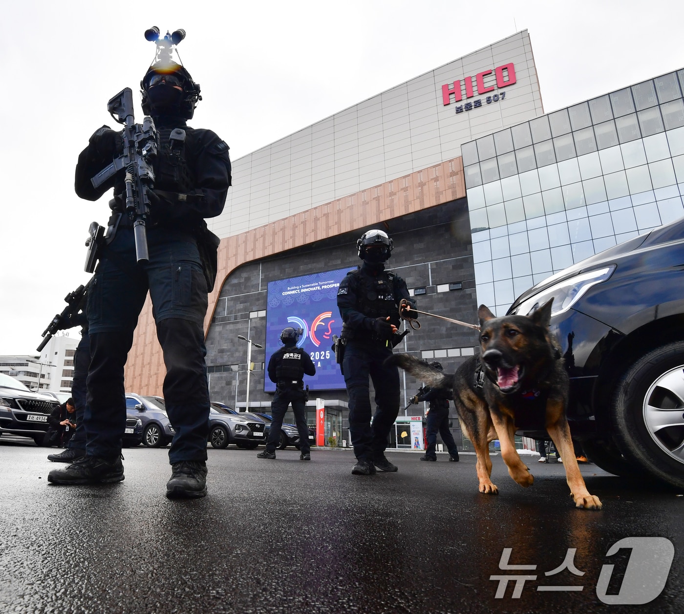 경북경찰청 특공대가 20일 APEC 정상회의장이 마련된 경주 화백컨벤션센터에서 대테러 훈련을 하고 있다.  2025.10.20/뉴스1 ⓒ News1 최창호 기자