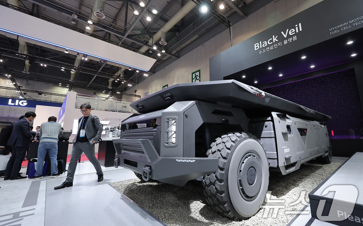 2025년 10월20일 경기 고양시 킨텍스에서 열린 서울국제항공우주 및 방위산업 전시회 'ADEX 2025'에서 현대로템 부스를 찾은 관람객들이 수소연료전지 기반 무인 모빌리티 전동화 플랫폼 '블랙 베일'을 살펴보고 있다. 2025.10.20 ⓒ 뉴스1 김성진 기자