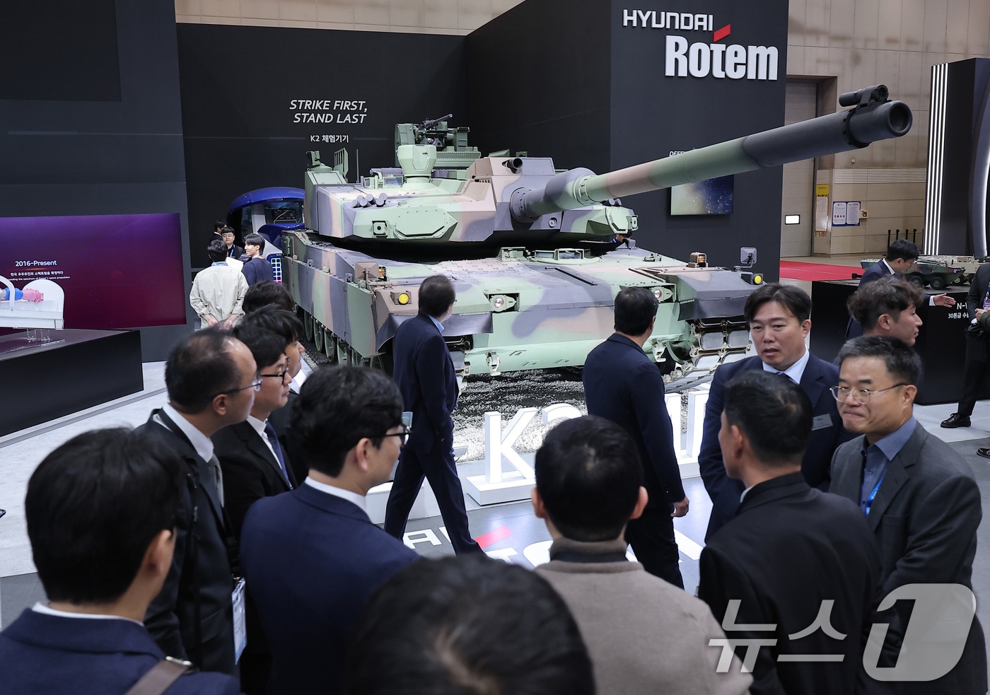 지난해 10월 20일 경기 고양시 킨텍스에서 열린 서울국제항공우주 및 방위산업 전시회 'ADEX 2025'에서 현대로템 부스를 찾은 관람객들이 폴란드형 K2 전차 K2 PL MBT를 살펴보고 있다. 2025.10.20 ⓒ 뉴스1 김성진 기자