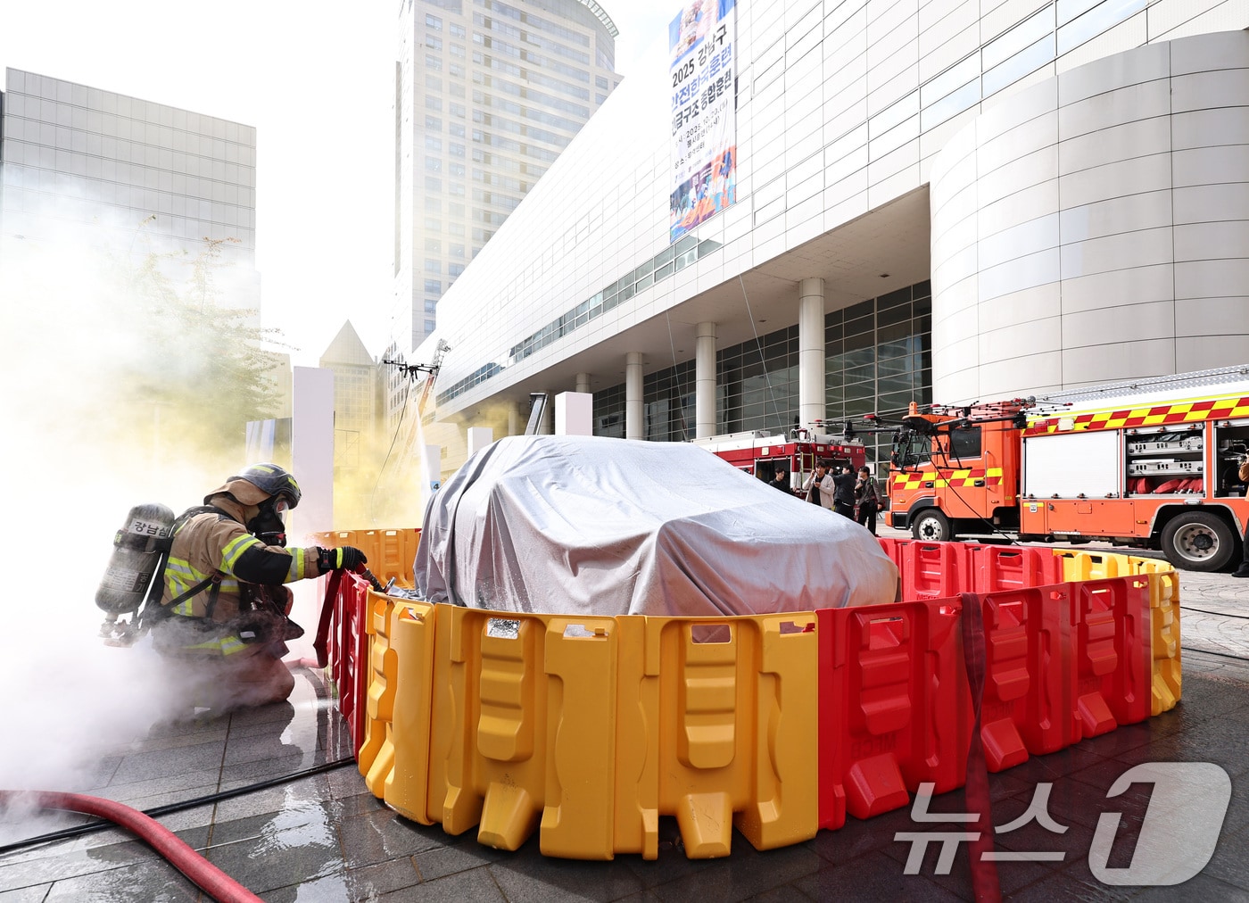 소방대원들이 이동식 소화수조에 물을 채워 전기차 화재를 진압하고 있다. 2025.10.20/뉴스1 ⓒ News1 구윤성 기자