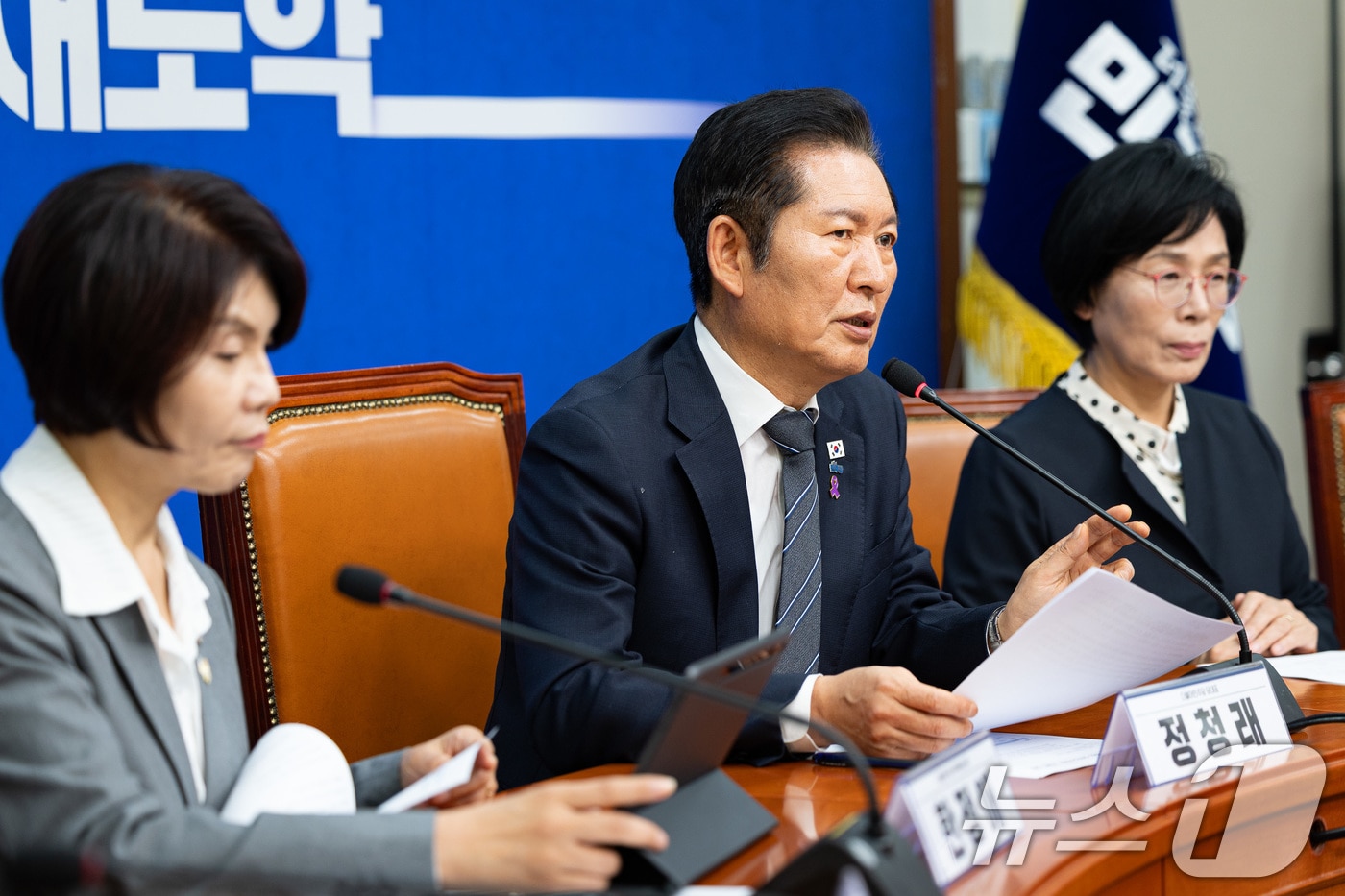 정청래 더불어민주당 대표가 20일 서울 여의도 국회에서 열린 언론개혁특별위원회 허위조작정보 근절안 발표 기자회견에서 모두 발언을 하고 있다. 2025.10.20/뉴스1 ⓒ News1 유승관 기자