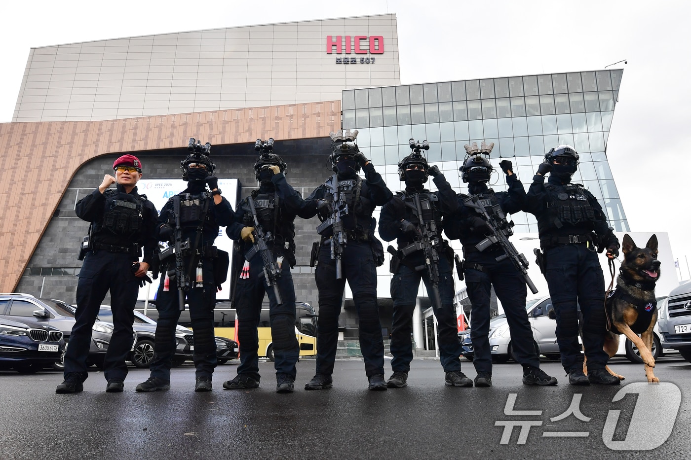 경북경찰청 특공대가 20일 오후 APEC 2025 정상회의 정상회의장이 마련된 경북 경주 화백컨벤션센터에서 대테러 훈련을 마친 뒤 안전한 회의 진행을 다짐하고 있다. 이날 훈련은 확인되지 않은 드론이 회의장 주변에 침입한 것을 가정해 재밍건(안티 드론건)을 이용 격추 시키고 탐지견을 투입 차량에 설치된 가상의 폭발물을 탐지하는 것으로 진행됐다. 2025.10.20/뉴스1 ⓒ News1 최창호 기자