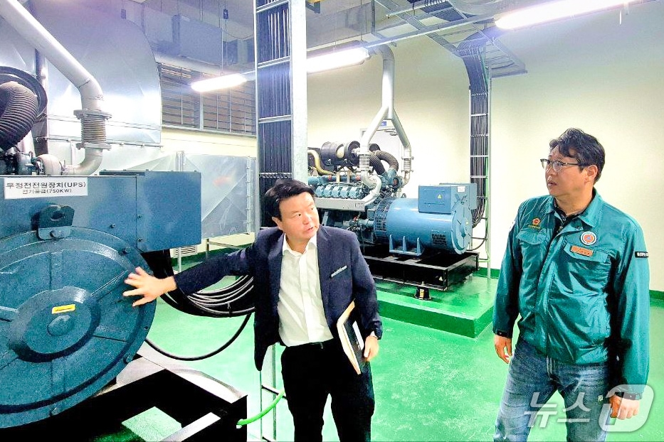 권순용 울산시의원은 20일 울산교육연구정보원 전산통합센터를 방문해 운영 현황과 화재·정전 등 재난 대응 체계를 점검했다.(울산시의회 제공. 재판매 및 DB금지)/뉴스1