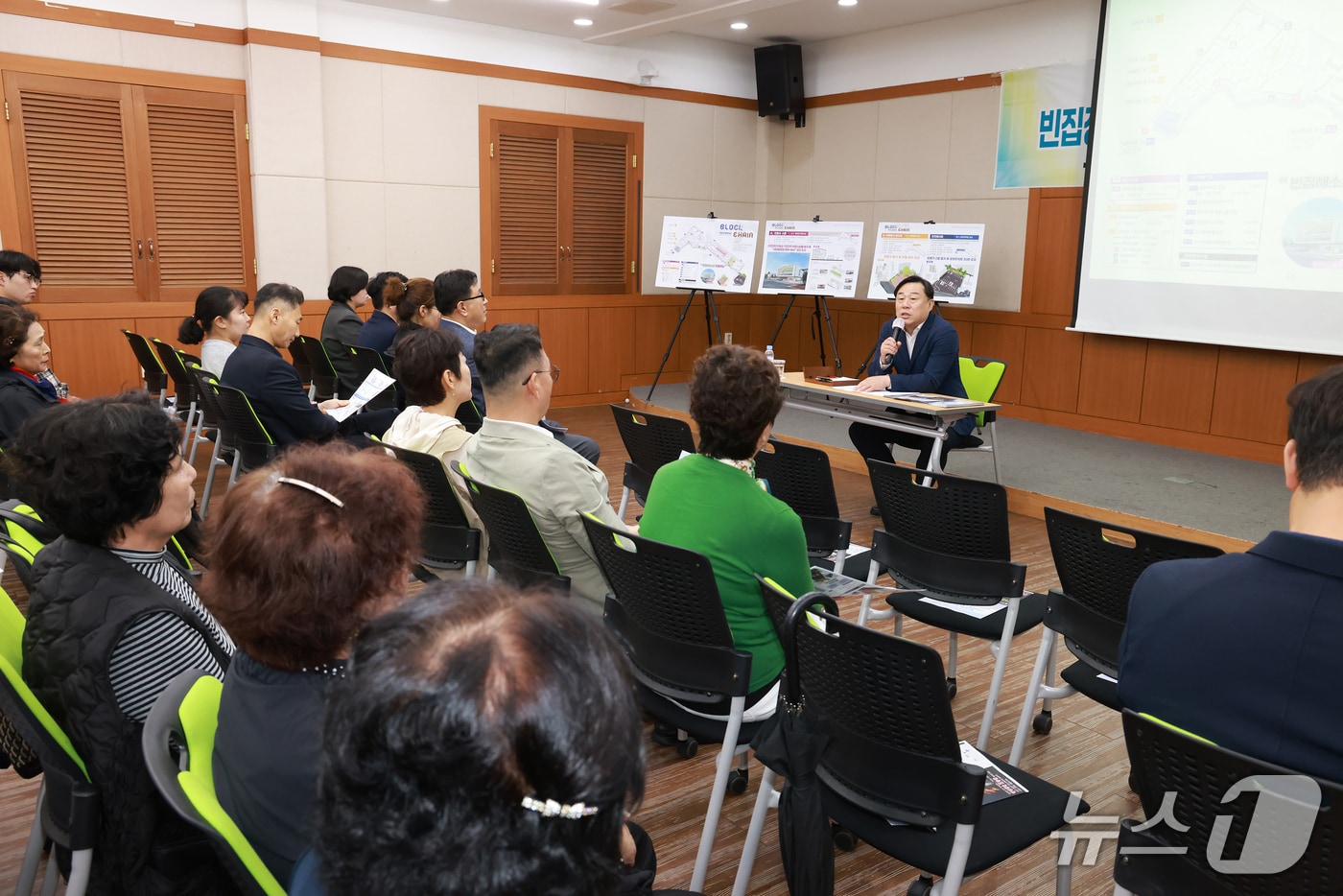 울산 동구는 20일 방어동 행정복지센터 3층에서 방어동 도시재생 빈집 정비형 노후 주거지 정비 지원사업 공청회를 개최했다.(울산 동구 제공. 재판매 및 DB금지)/뉴스1