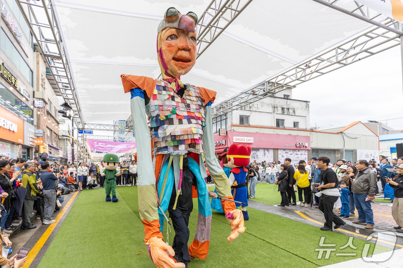 칠곡군 '문화거리 페스타'거리행진 모습(칠곡군 제공. 재판매 및 DB금지)/뉴스1