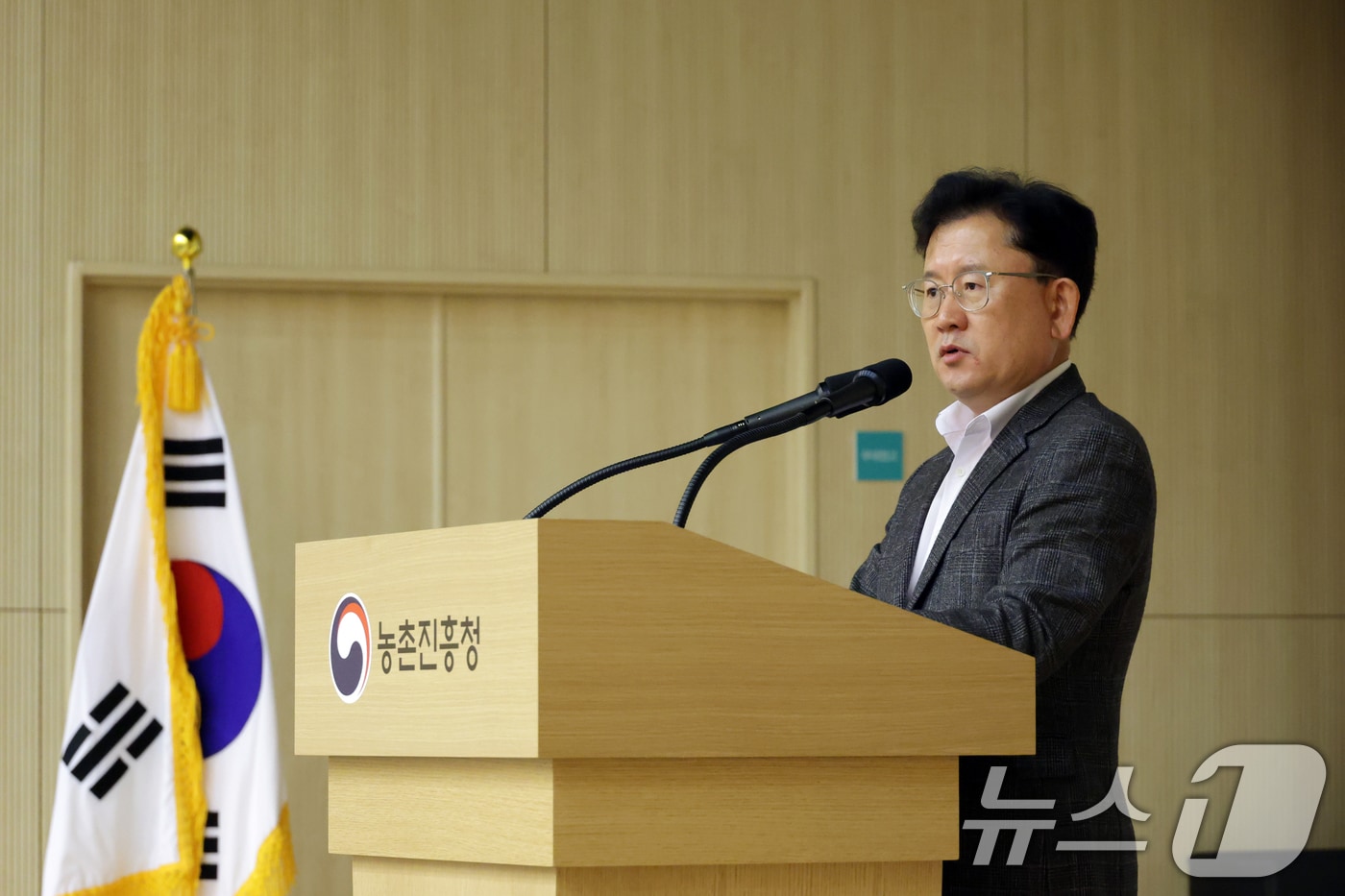 이승돈 농촌진흥청장이 20일 전북 전주시 농촌진흥청에서 농업·농촌 분야 국정과제 이행계획과 미래 방향 설정을 위한 간부 공동연수회를 개최하고 있다. &#40;농촌진흥청 제공. 재판매 및 DB 금지&#41; 2025.10.20/뉴스1