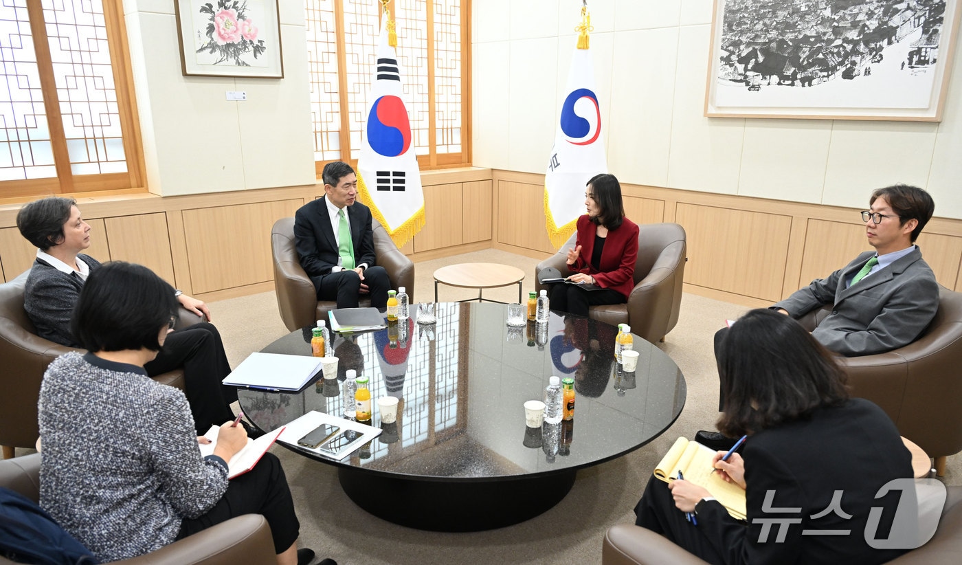 김진아 외교부 2차관이 하오량 쉬 유엔&#40;UN&#41; 사무차장 겸 유엔개발계획&#40;UNDP&#41; 총재대행을 20일 면담했다 &#40;외교부 제공&#41;