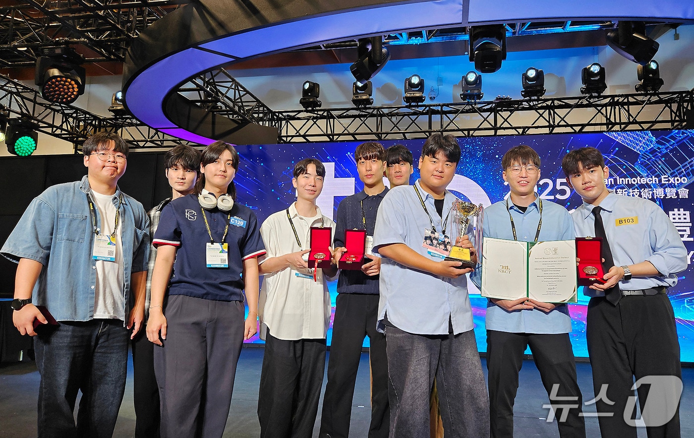 '대만 이노테크 엑스포'에서 수상한 영남이공대 창업동아리 학생들이 기념촬영하고 있다. (영남이공대 제공. 재판매 및 DB금지)