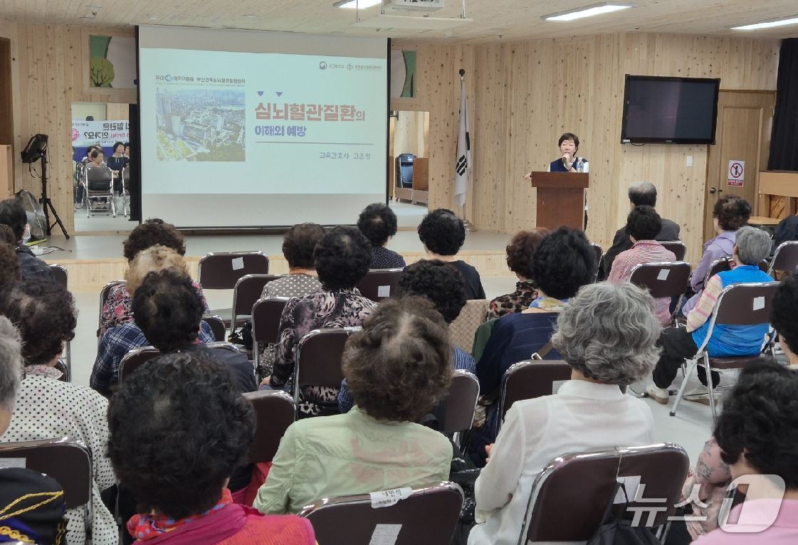 실버건강강좌가 진행되고 있다.(부산 서구 제공. 재판매 및 DB 금지)