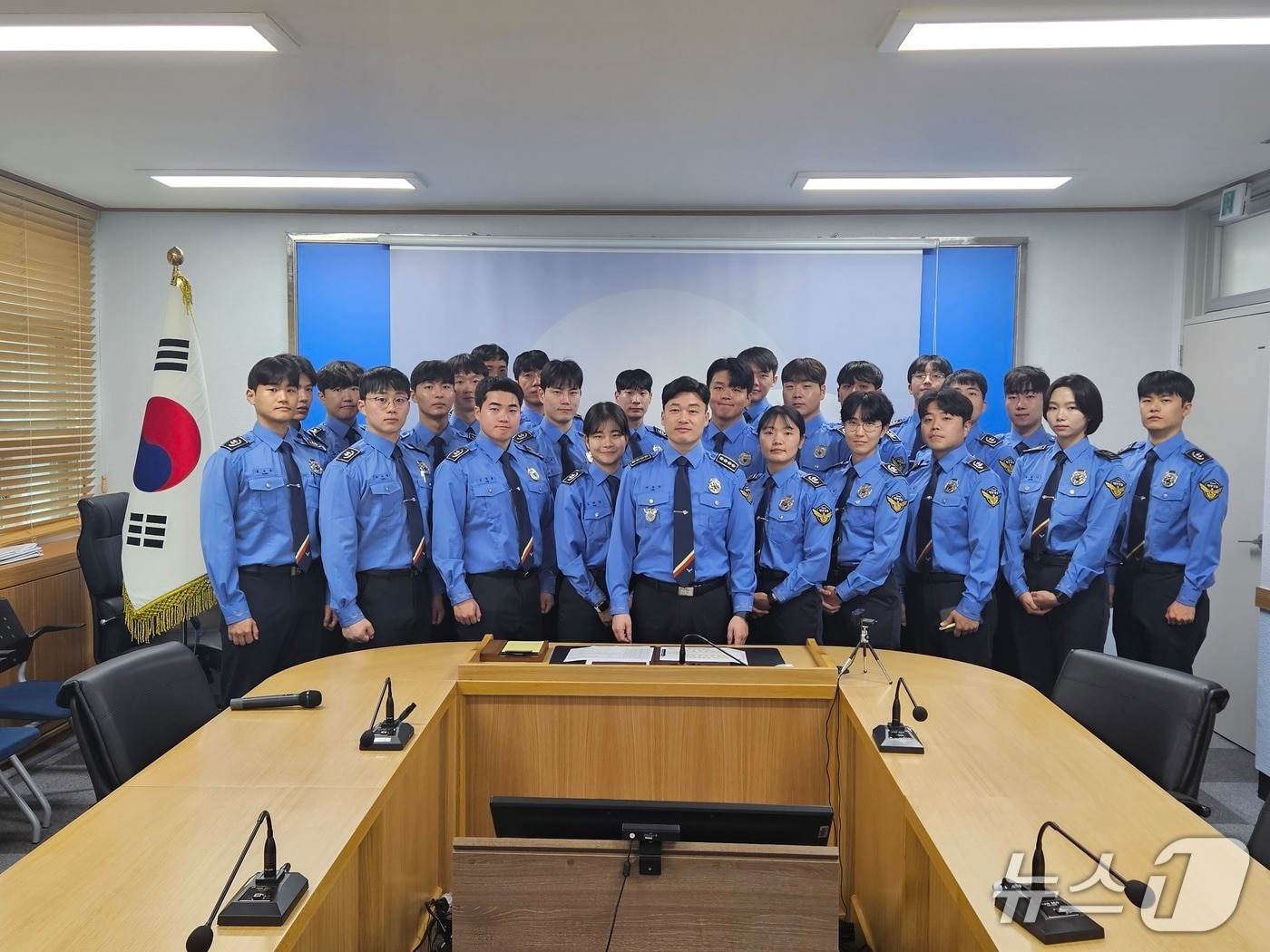 이우수 속초해양경찰서장(사진 가운데)과 실습을 시작한 해양경찰 제252기 신임 경찰관.(속초해경 제공, 재판매 및 DB 금지) 2025.10.20/뉴스1
