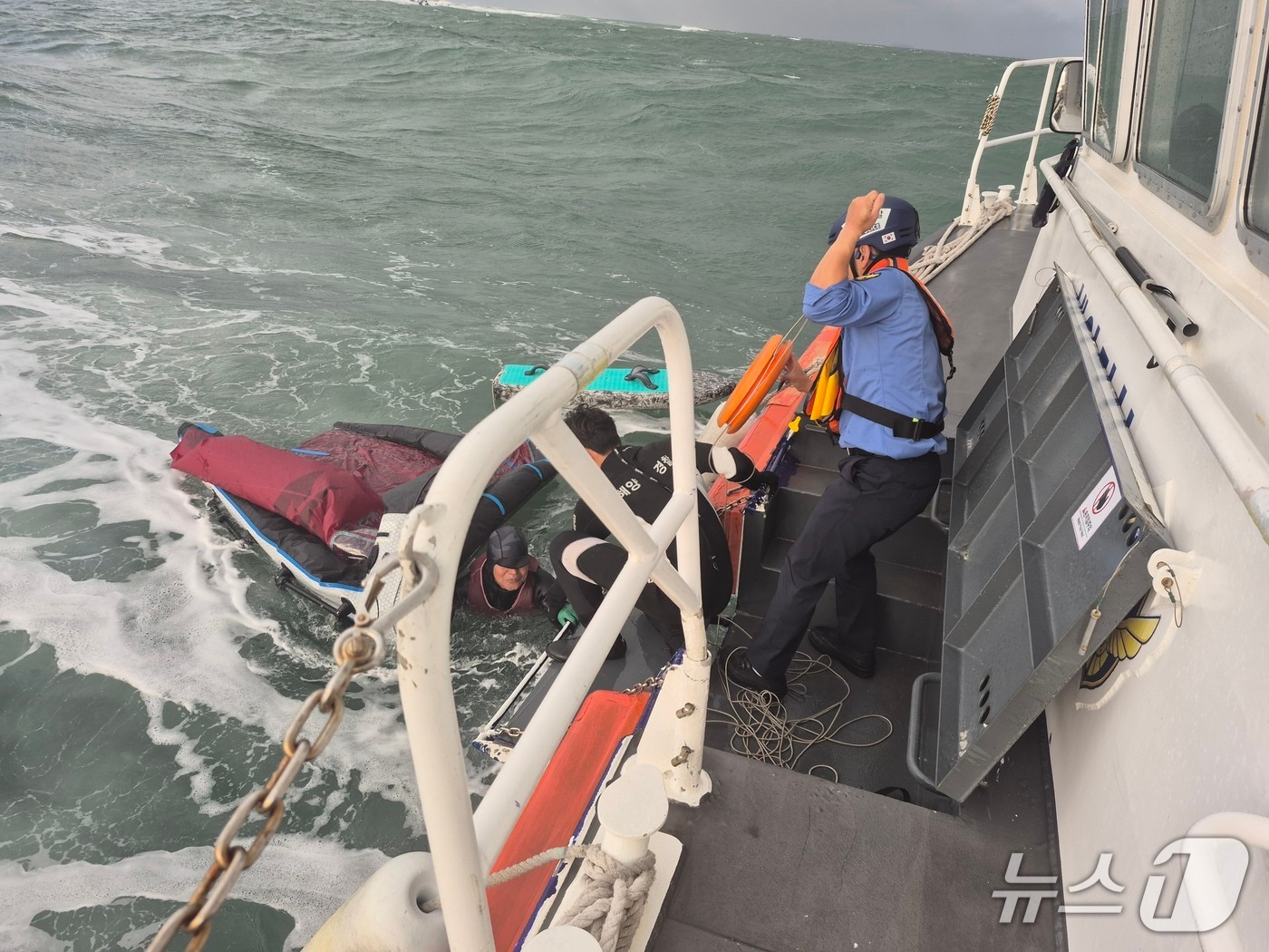 20일 오후 울산 울주군 간절곶 앞바다에서 윙포일을 즐기다 파도에 휩쓸린 60대 남성이 해양경찰에 구조됐다.(울산해경 제공. 재판매 및 DB금지)/뉴스1