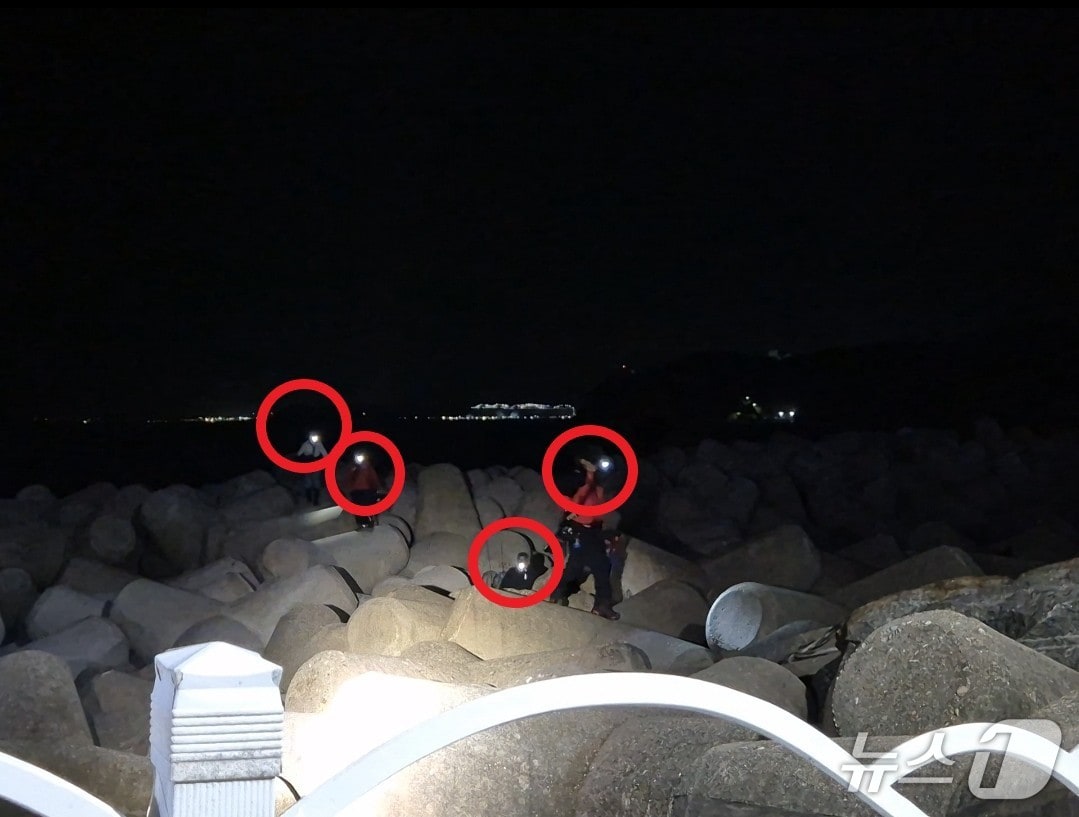 해경에 적발된 낚시객들.&#40;동해해경 제공, 재판매 및 DB 금지&#41; 2025.10.20/뉴스1