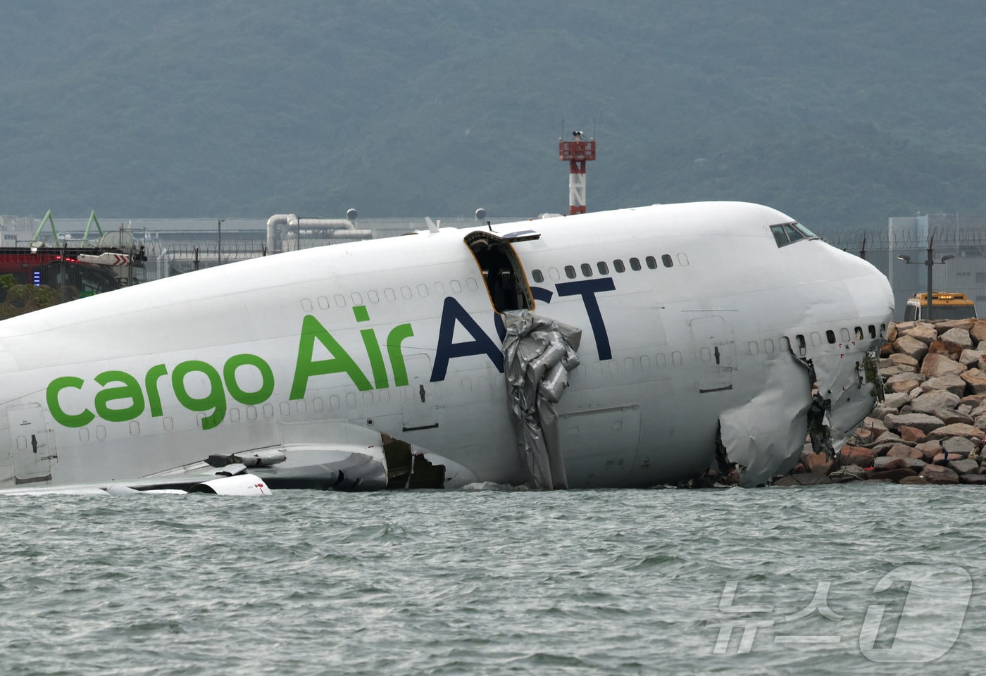20일 화물기가 홍콩 국제공항에 착륙하던 중 활주로를 벗어나 바다에 빠졌다.2025.10.20.ⓒ 로이터=뉴스1