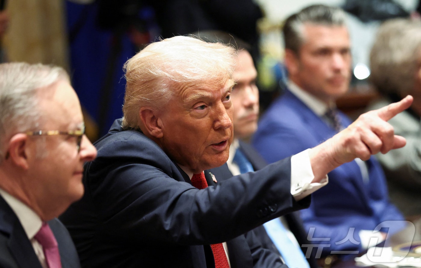 도널드 트럼프 미국 대통령이 20일(현지시간) 워싱턴DC 백악관에서 앤서니 앨버니즈 호주 총리와 만나 질문할 기자를 지명하고 있다. 2025.10.20. ⓒ 로이터=뉴스1 ⓒ News1 류정민 특파원