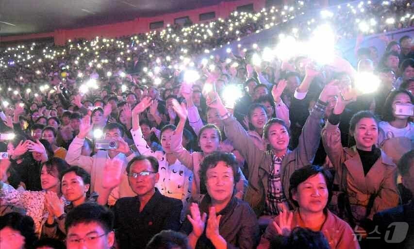 &#40;평양 노동신문=뉴스1&#41; = 북한 노동당 기관지 노동신문은 21일 &#34;노동당 창건 80돌&#40;주년&#41; 경축 대집단 체조와 예술공연 &#39;조선노동당 만세&#39;가 연일 성황리에 진행되고 있다&#34;라고 보도했다. [국내에서만 사용가능. 재배포 금지. DB 금지. For Use Only in the Republic of Korea. Redistribution Prohibited] rodongphoto@news1.kr