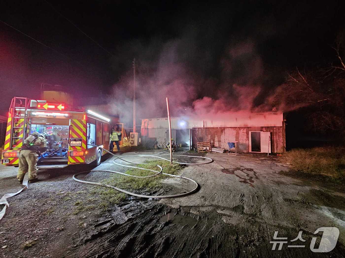 지난 20일 밤 강원 원주 호저면 양계장 화재 현장.(강원도소방본부 제공, 재판매 및 DB 금지) 2025.10.21/뉴스1